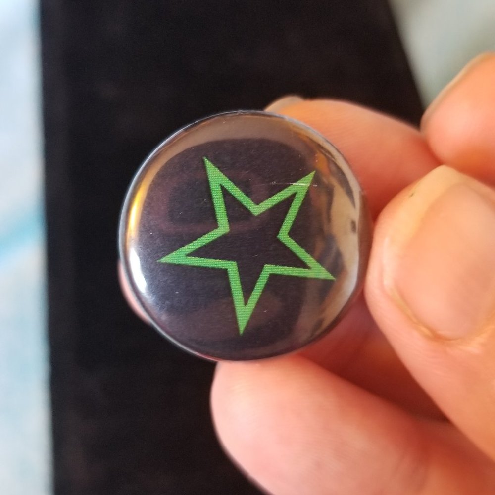 NWT Green Star Pin / Brooch Black Background 1"